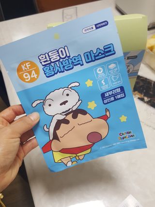 [숨그림]  덴탈마스크 짱구 우리아이 그리고 내가 쓰는 믿을수있는 케릭터 마스크  16종 — 5점을 준 리뷰어가 2021년 10월 올린 사용 사진