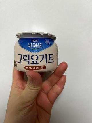 매일바이오 그릭요거트 오리지널 플레인 4개, 로스터리 커피믹스 4개 — 5점을 준 리뷰어가 2021년 12월 올린 사용 사진