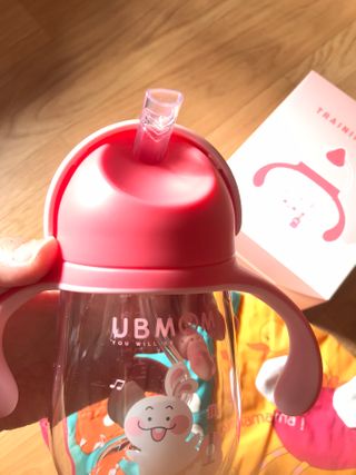 유비맘 트라이탄 코니빨대컵_컬러 랜덤 발송 — 4점을 준 리뷰어가 2021년 2월 올린 사용 사진