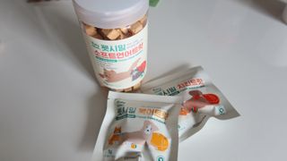 [펫시밀] 원물그대로 영양듬뿍 진공동결건조 북어트릿75g,치킨트릿100g,연어트릿75g 강아지 고양이 간식 — 4점을 준 리뷰어가 2023년 5월 올린 사용 사진