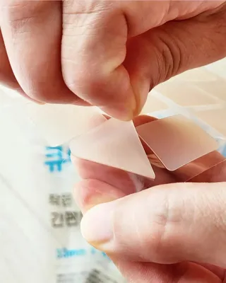 [큐어반H 커팅] 간편하게 떼서 쓰는 자외선차단 습윤밴드 (1팩/30매입) — 5점을 준 리뷰어가 2022년 11월 올린 사용 사진