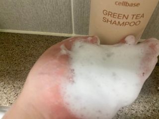 프리마인 더이상 뻣뻣하고 효과없는 탈모샴푸는 NO. 근본부터 케어하는 셀베이스 그린티샴푸(500ml) — 5점을 준 리뷰어가 2023년 4월 올린 사용 사진