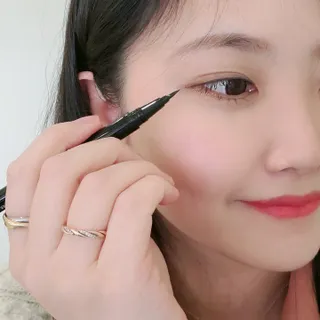 씨스터앤 퍼펙트 엣지 브러쉬 펜 라이너 2종 택 1 — 5점을 준 리뷰어가 2022년 2월 올린 사용 사진