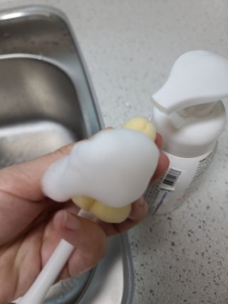 에티튜드 천연 젖병세정제 무향 아토베이비 폼타입 (295ml) 천연 친환경 비건 — 5점을 준 리뷰어가 2022년 8월 올린 사용 사진