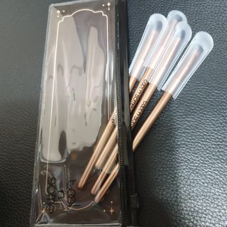 툴앤썸 로즈골드 에디션 아이 메이크업 브러쉬 4종+툴앤썸 어썸 블랙 멜로우 블렌딩 스펀지 — 5점을 준 리뷰어가 2021년 2월 올린 사용 사진