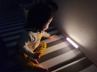 아카라 어두울 때만 켜지는 스마트 무선 센서등 — 5점을 준 리뷰어가 2022년 1월 올린 사용 사진