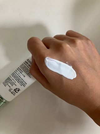 [AHC] 세이프온 에센스 선크림 올리브영 스페셜 증정 기획세트 — 4.5점을 준 리뷰어가 2022년 6월 올린 사용 사진