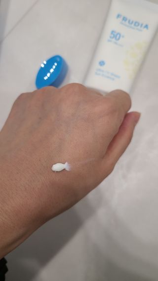 틱톡 [후르디아] 백탁NO! 화잘먹 수분광 선 에센스✨ — 5점을 준 리뷰어가 2023년 6월 올린 사용 사진