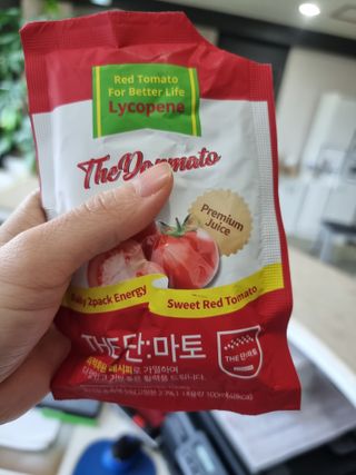 제이제이바이오 더단마토 프리미엄주스 100ml 30팩입 - 무설탕 스테비아 토마토즙 — 4점을 준 리뷰어가 2021년 11월 올린 사용 사진