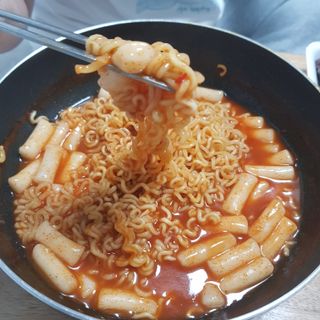 더밥  고추마녀 라볶이 +  나이스미 무설탕 현미후레이크 — 5점을 준 리뷰어가 2021년 10월 올린 사용 사진