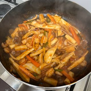 화끈한녀석들 새오똥400g 새우,오징어,똥집 볶음요리 소스,밀떡, 참기름 포함 — 4.5점을 준 리뷰어가 2022년 12월 올린 사용 사진