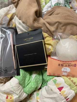 툴앤썸 로즈골드 에디션 치크or쉐딩 브러시+밀키 내추럴 스펀지+호빵 곤약 스펀지 — 5점을 준 리뷰어가 2021년 2월 올린 사용 사진