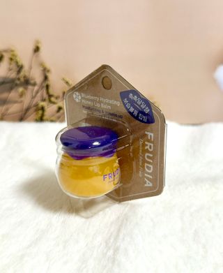 틱톡 [후르디아] 튼입술해결템 올리브영 블루베리 하이드레이팅 허니 립밤 — 5점을 준 리뷰어가 2023년 12월 올린 사용 사진