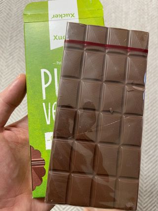 당류2g 자일리톨로 단맛을낸 슈카 퓨어비건 무설탕초콜릿 Xucker vegan 2개입 — 5점을 준 리뷰어가 2021년 4월 올린 사용 사진