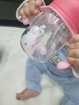 유비맘 트라이탄 코니빨대컵_컬러 랜덤 발송 — 5점을 준 리뷰어가 2021년 3월 올린 사용 사진