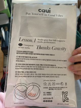카우아이 필라테스 기어 / 스튜디오 운동을 도와주는 일체형 논슬립 발가락 양말 — 5점을 준 리뷰어가 2021년 1월 올린 사용 사진