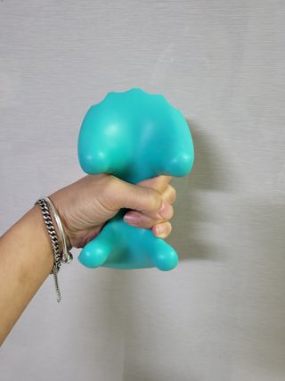 힐니스북 [힐마이넥]   거북목 통증완화를 위한 휴대용 목 안마기 — 5점을 준 리뷰어가 2022년 12월 올린 사용 사진