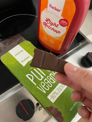 당류2g 자일리톨로 단맛을낸 슈카 퓨어비건 무설탕초콜릿 Xucker vegan 2개입 — 5점을 준 리뷰어가 2021년 4월 올린 사용 사진