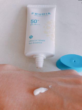 틱톡 [후르디아] 백탁NO! 화잘먹 수분광 선 에센스✨ — 4.5점을 준 리뷰어가 2023년 5월 올린 사용 사진