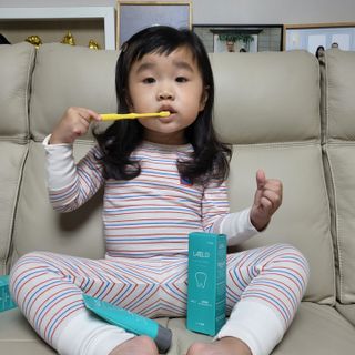 치과에서 쓰는 치약 _ 라벨제로 저불소 꼬마, 키즈, 유아, 베이비, 주니어 안전한 어린이치약 — 4.5점을 준 리뷰어가 2022년 11월 올린 사용 사진