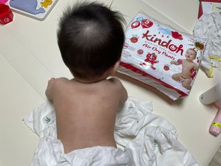 킨도 프리미엄 에어드라이v2 팬티형 기저귀 — 5점을 준 리뷰어가 2021년 6월 올린 사용 사진