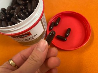 Swisse 스위스 고함량 프로폴리스 2,000mg 210정 — 3점을 준 리뷰어가 2021년 11월 올린 사용 사진