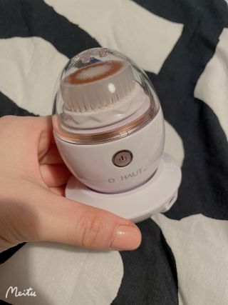 디하우트 랩 디하우트랩 클렌징 피부관리기 진동클렌저 실리콘+2종 인조모 브러시 — 4.5점을 준 리뷰어가 2021년 11월 올린 사용 사진