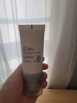 [스킨1004] 마다가스카르 센텔라 히알루-시카 워터핏 선세럼 50ml — 5점을 준 리뷰어가 2024년 5월 올린 사용 사진