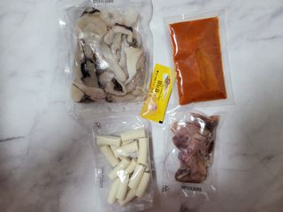 화끈한녀석들 새오똥400g 새우,오징어,똥집 볶음요리 소스,밀떡, 참기름 포함 — 5점을 준 리뷰어가 2022년 12월 올린 사용 사진