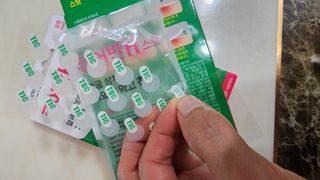 [큐어반H 스팟] 자외선 99프로 차단되는 스틱타입 스팟밴드(1팩 / 66매입) — 5점을 준 리뷰어가 2022년 11월 올린 사용 사진