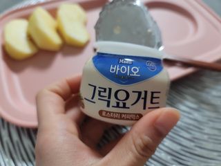 매일바이오 그릭요거트 오리지널 플레인 4개, 로스터리 커피믹스 4개 — 5점을 준 리뷰어가 2021년 12월 올린 사용 사진