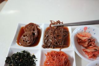 하나마이 [마마쿡] 전 청와대 천상현 셰프의 밑반찬  5종세트(소고기 장조림+연근조림+진미채+간장김자반+새우김자반) — 5점을 준 리뷰어가 2023년 4월 올린 사용 사진