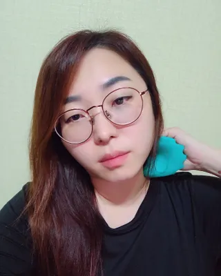 힐니스북 [힐마이넥]   거북목 통증완화를 위한 휴대용 목 안마기 — 5점을 준 리뷰어가 2022년 12월 올린 사용 사진