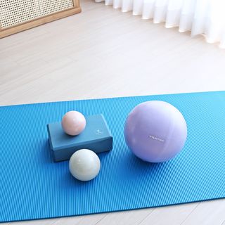 [트라택] 홈 필라테스 SET [미니짐볼+웨이트볼(0.5kg&1kg+요가블럭] — 5점을 준 리뷰어가 2022년 7월 올린 사용 사진