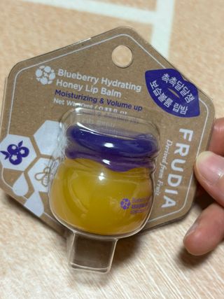 틱톡 [후르디아] 튼입술해결템 올리브영 블루베리 하이드레이팅 허니 립밤 — 5점을 준 리뷰어가 2023년 11월 올린 사용 사진
