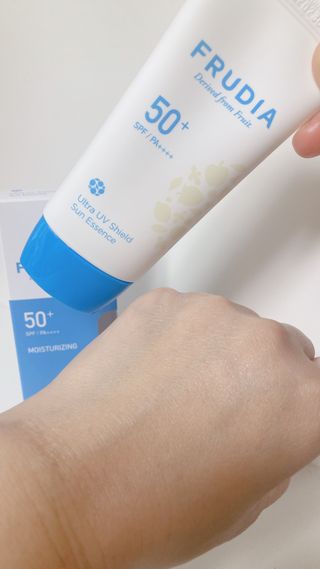 틱톡 [후르디아] 백탁NO! 화잘먹 수분광 선 에센스✨ — 5점을 준 리뷰어가 2023년 5월 올린 사용 사진