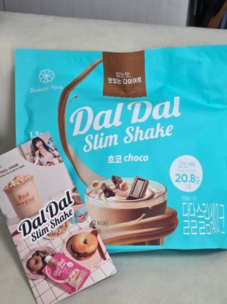 달달슬림쉐이크 [블로그]달달슬림 맛있는 단백질 쉐이크 파우치 다이어트 식사대용 프로틴 파우더 보충제 — 2.5점을 준 리뷰어가 2025년 8월 올린 사용 사진