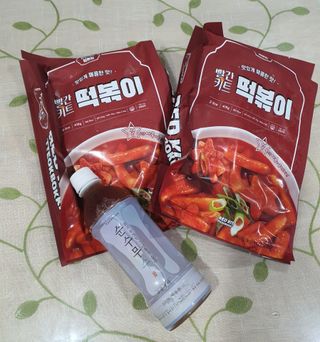 빨간키트 떡볶이 밀키트 2~3인분 매운맛 국물 떡볶이 만들기 쉬운 황금 레시피 분말 소스로 간편한 요리 — 5점을 준 리뷰어가 2021년 8월 올린 사용 사진