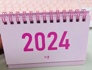 리훈 2024년달력 언더모니터 미니 탁상달력 — 5점을 준 리뷰어가 2023년 10월 올린 사용 사진