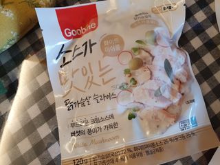 [로드몰] 초유단백 소스 닭가슴살 슬라이스 2종 — 5점을 준 리뷰어가 2021년 10월 올린 사용 사진