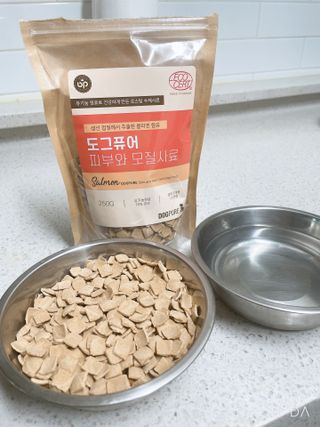 도그퓨어 피부와모질/혼합유산균/글루코사민 유기농 로스팅 사료 — 5점을 준 리뷰어가 2021년 9월 올린 사용 사진