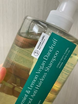 닥터시드 페퍼민트 앤 레몬 비건 비듬케어 쿨 탈모 샴푸 (1000ml) — 5점을 준 리뷰어가 2023년 7월 올린 사용 사진