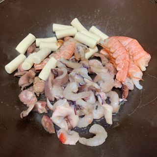 화끈한녀석들 새오똥400g 새우,오징어,똥집 볶음요리 소스,밀떡, 참기름 포함 — 5점을 준 리뷰어가 2022년 12월 올린 사용 사진