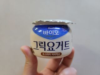 매일바이오 그릭요거트 오리지널 플레인 4개, 로스터리 커피믹스 4개 — 3점을 준 리뷰어가 2021년 12월 올린 사용 사진