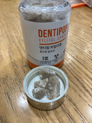 작심연구소 구취제거+충치예방+치아화이트닝 마법의 캔디 덴티팝3종(맛 랜덤 발송) — 4.5점을 준 리뷰어가 2022년 5월 올린 사용 사진