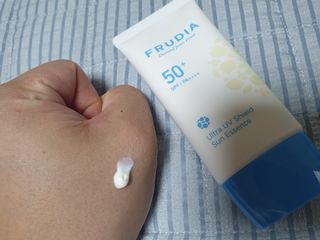 틱톡 [후르디아] 백탁NO! 화잘먹 수분광 선 에센스✨ — 5점을 준 리뷰어가 2023년 6월 올린 사용 사진