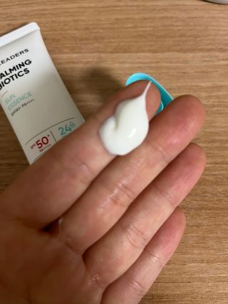 리더스코스메틱 리더스 카밍 바이오틱스 선 에센스 SPF 50+ PA++++ — 5점을 준 리뷰어가 2022년 6월 올린 사용 사진