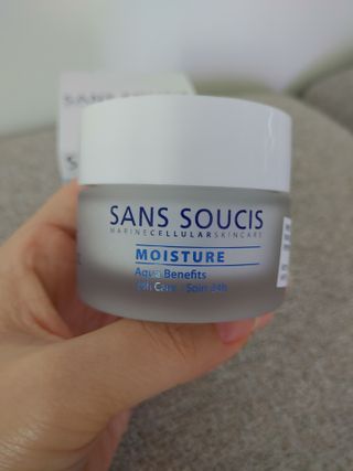산수시 아쿠아 베네핏 24h 수부지 물광 속건조 수분크림 50ml — 5점을 준 리뷰어가 2021년 6월 올린 사용 사진