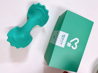 힐니스북 [힐마이넥]   거북목 통증완화를 위한 휴대용 목 안마기 — 4.5점을 준 리뷰어가 2022년 12월 올린 사용 사진
