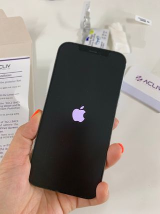 아클리브 Eco 항균 항바이러스 액정 보호필름(iPhone) — 5점을 준 리뷰어가 2022년 8월 올린 사용 사진